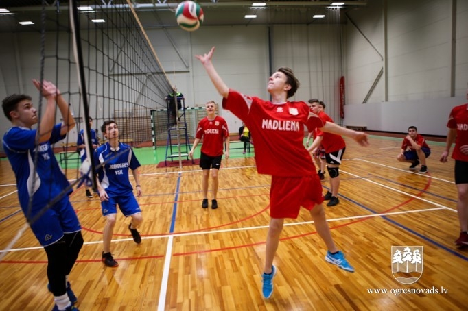 Skolu audzēkņi sacenšas volejbolā