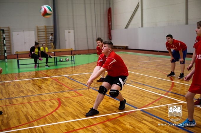 Skolu audzēkņi sacenšas volejbolā