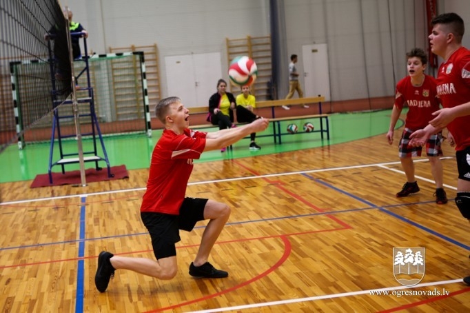 Skolu audzēkņi sacenšas volejbolā