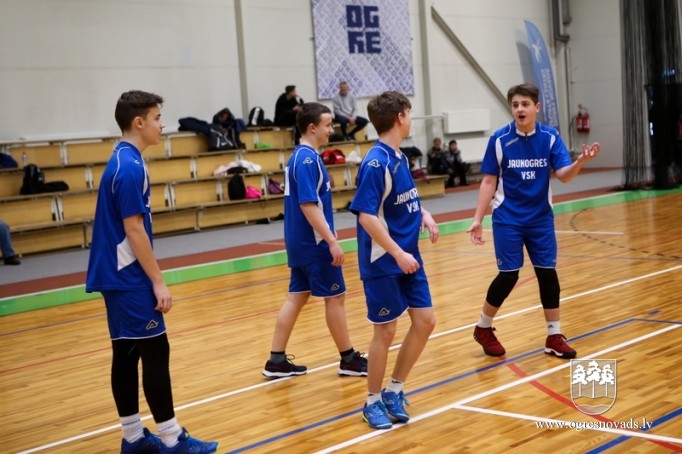 Skolu audzēkņi sacenšas volejbolā