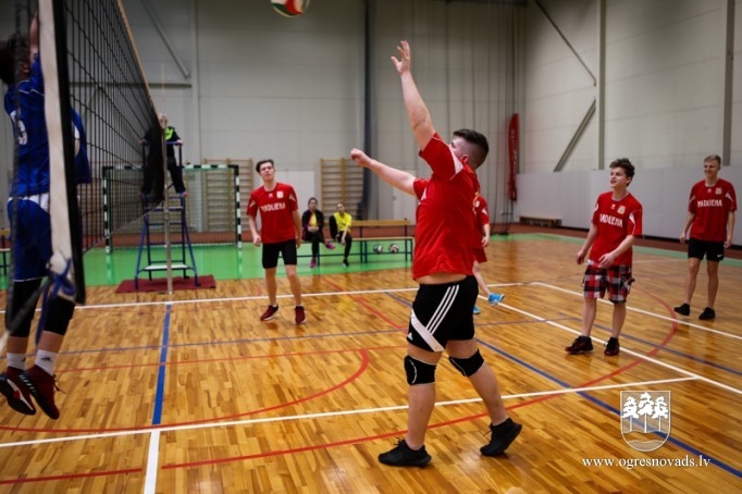Skolu audzēkņi sacenšas volejbolā