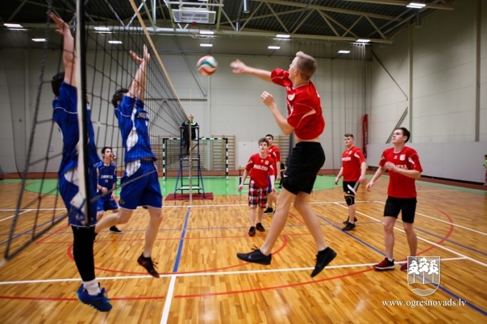 Skolu audzēkņi sacenšas volejbolā