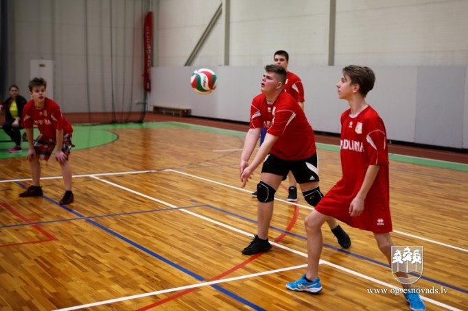 Skolu audzēkņi sacenšas volejbolā