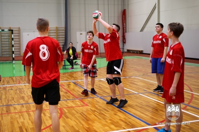 Skolu audzēkņi sacenšas volejbolā
