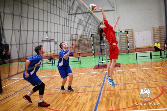 Skolu audzēkņi sacenšas volejbolā