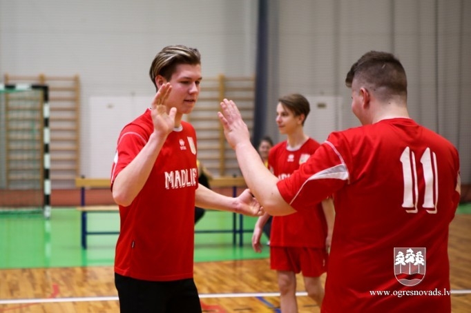 Skolu audzēkņi sacenšas volejbolā