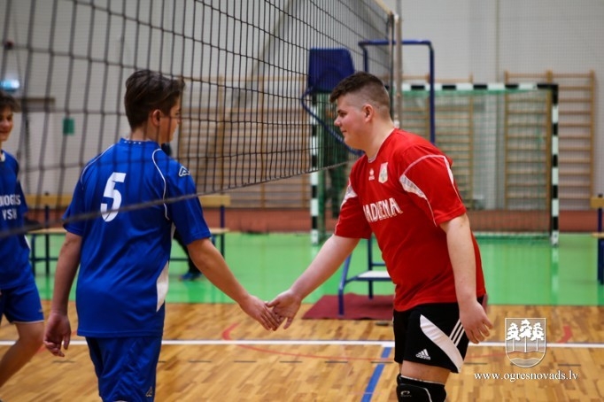 Skolu audzēkņi sacenšas volejbolā