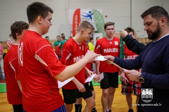 Skolu audzēkņi sacenšas volejbolā