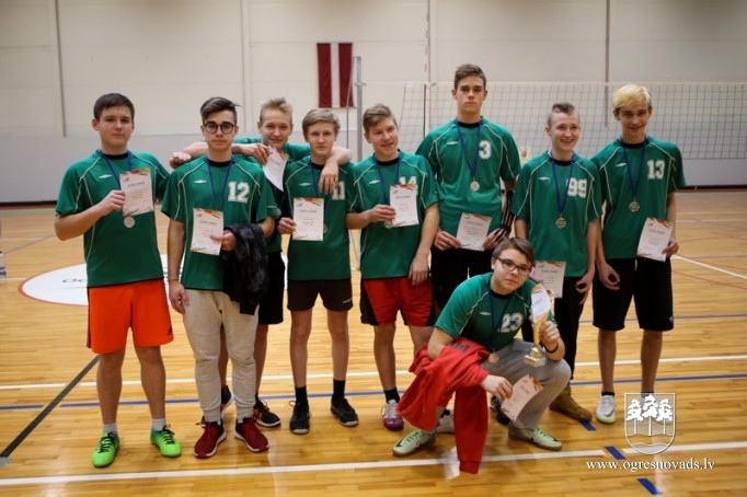Skolu audzēkņi sacenšas volejbolā