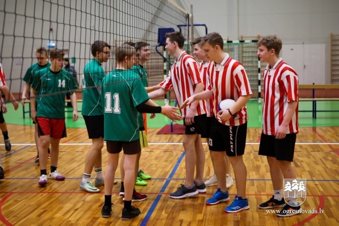 Skolu audzēkņi sacenšas volejbolā