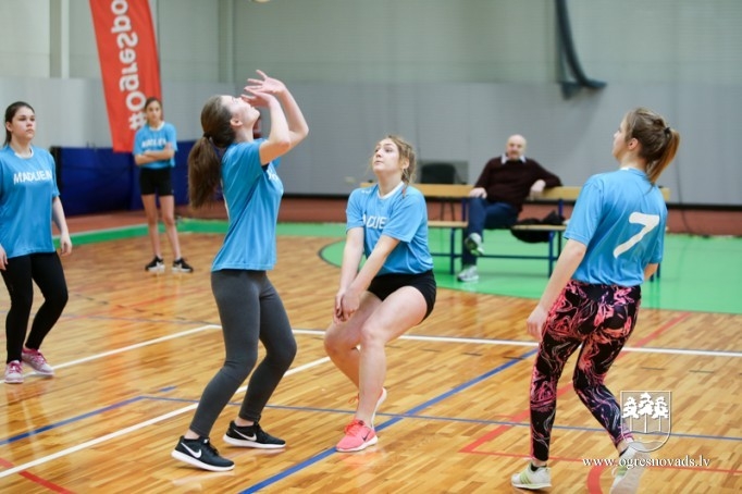 Ogres un Lielvārdes novada skolēni sacenšas volejbolā