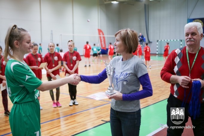 Ogres un Lielvārdes novada skolēni sacenšas volejbolā