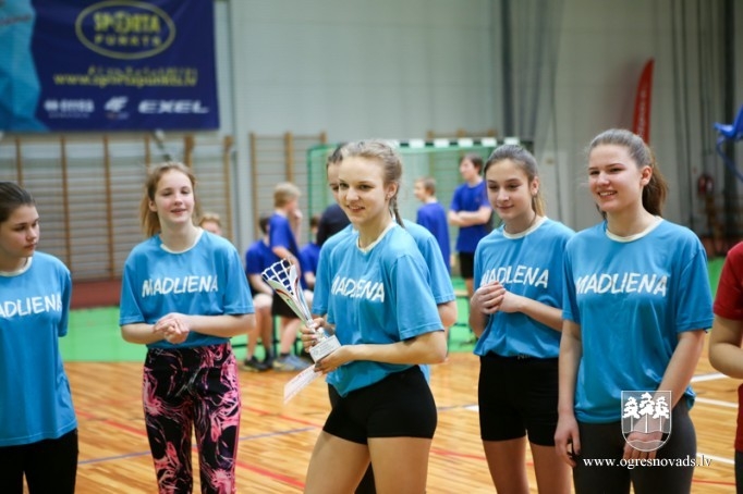 Ogres un Lielvārdes novada skolēni sacenšas volejbolā