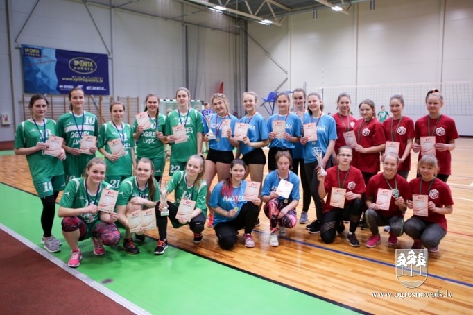 Ogres un Lielvārdes novada skolēni sacenšas volejbolā