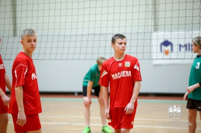 Ogres un Lielvārdes novada skolēni sacenšas volejbolā