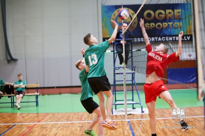 Ogres un Lielvārdes novada skolēni sacenšas volejbolā