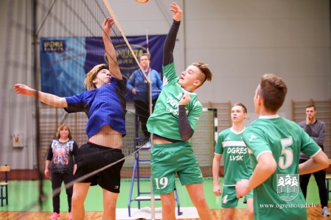 Ogres un Lielvārdes novada skolēni sacenšas volejbolā