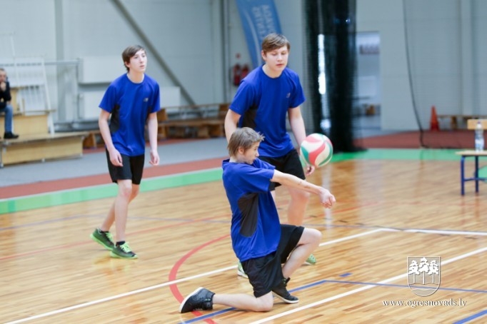 Ogres un Lielvārdes novada skolēni sacenšas volejbolā