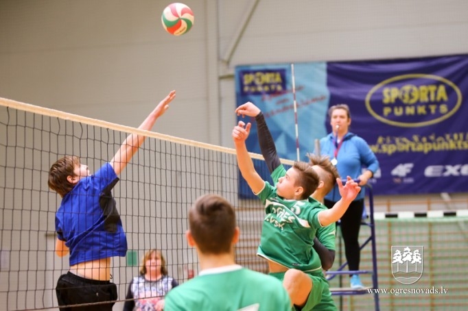 Ogres un Lielvārdes novada skolēni sacenšas volejbolā