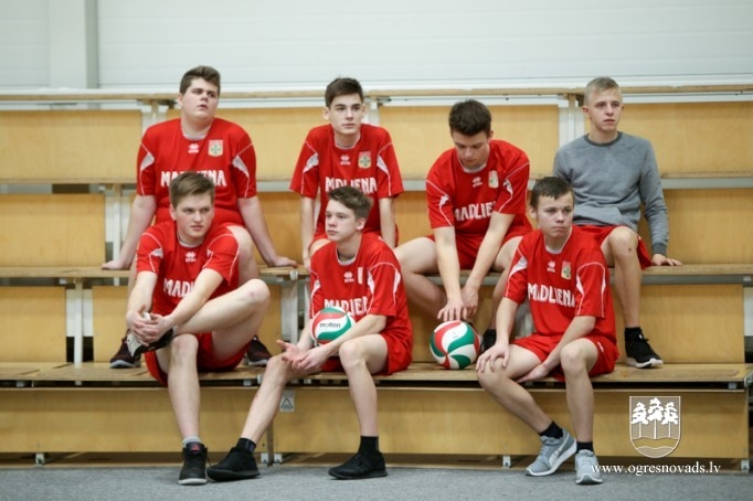 Ogres un Lielvārdes novada skolēni sacenšas volejbolā