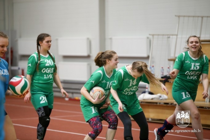 Ogres un Lielvārdes novada skolēni sacenšas volejbolā