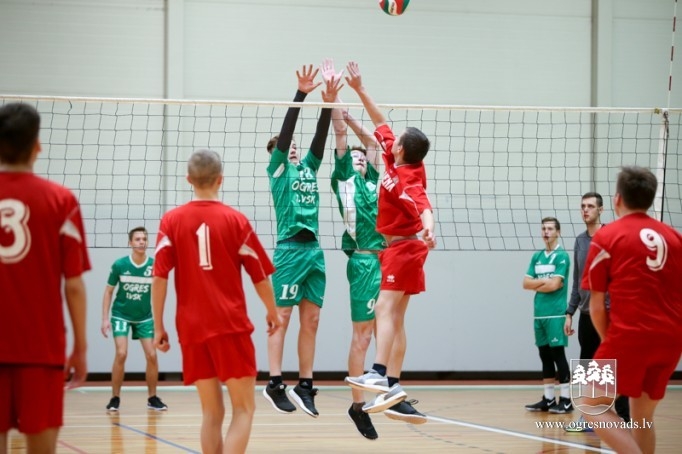Ogres un Lielvārdes novada skolēni sacenšas volejbolā