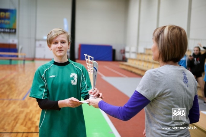 Ogres un Lielvārdes novada skolēni sacenšas volejbolā