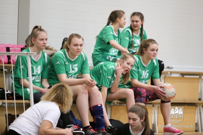 Ogres un Lielvārdes novada skolēni sacenšas volejbolā