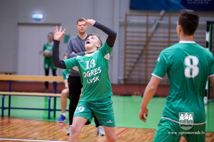 Ogres un Lielvārdes novada skolēni sacenšas volejbolā