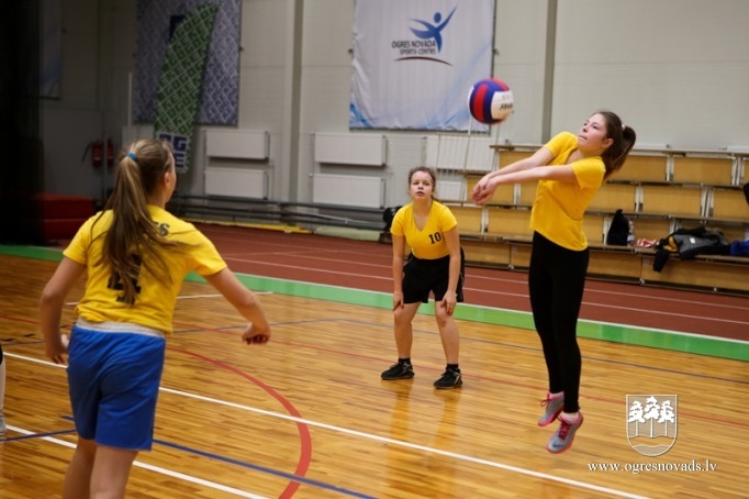Madlienietēm un ogrēniešiem medaļas volejbola turnīrā