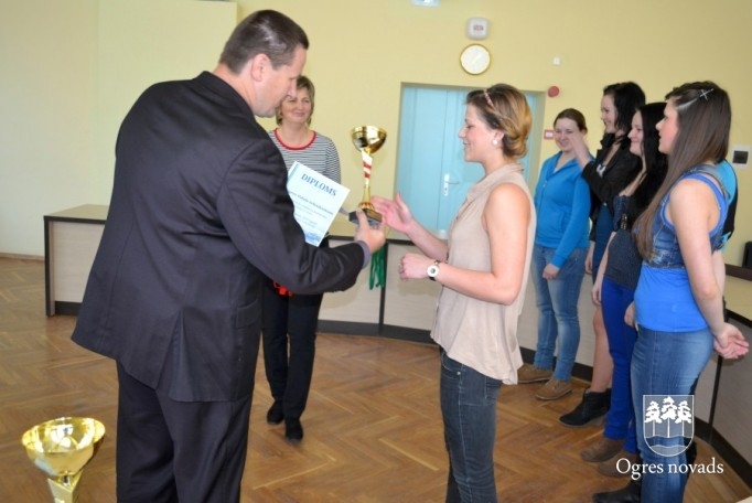 Sveic Ogres skolu kausa izcīņas volejbolā uzvarētājus