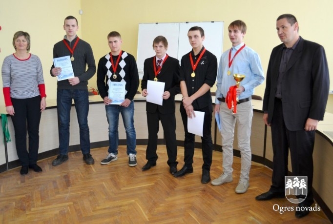 Sveic Ogres skolu kausa izcīņas volejbolā uzvarētājus