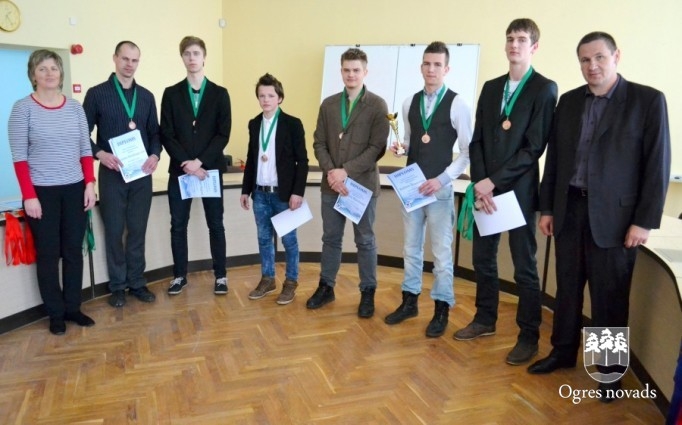 Sveic Ogres skolu kausa izcīņas volejbolā uzvarētājus