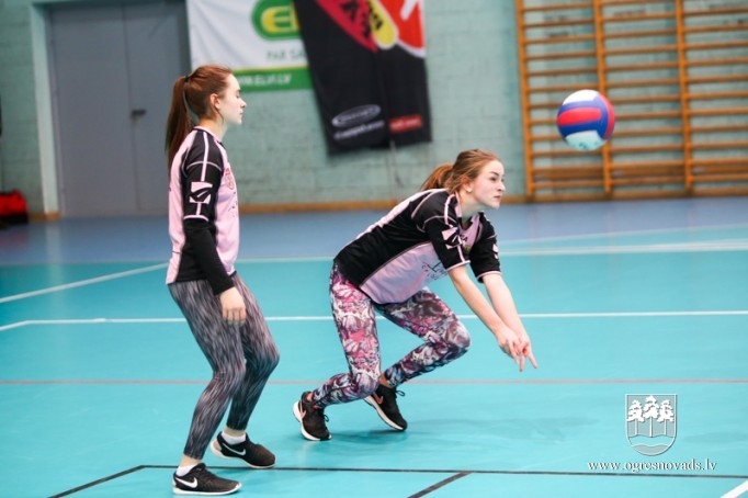 Volejbola sacensībās uzvar Madlienas vidusskola un Ogres tehnikums