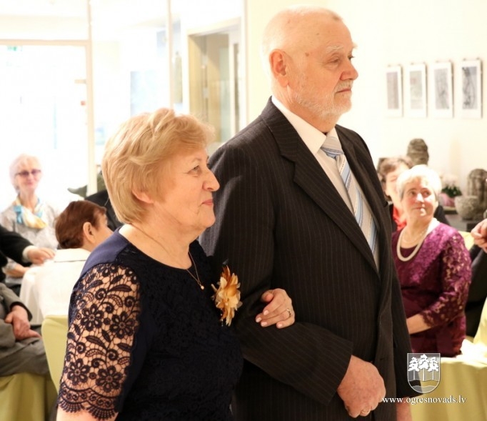 Sveic Dimanta un Zelta kāzu pārus