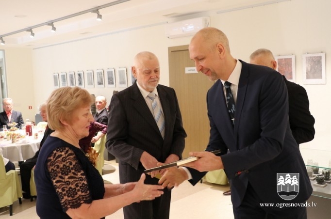 Sveic Dimanta un Zelta kāzu pārus