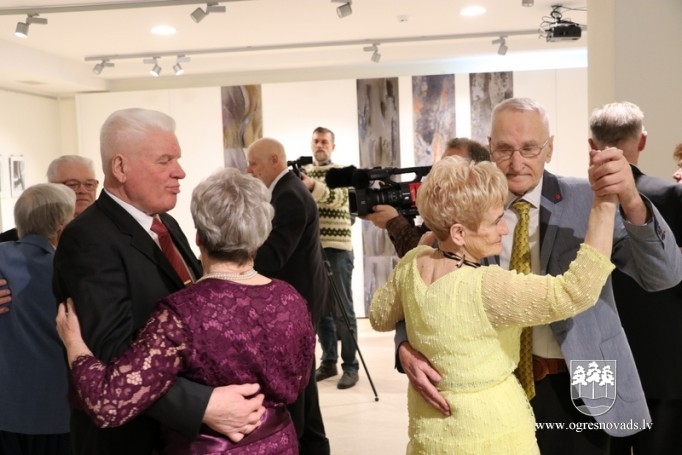 Sveic Dimanta un Zelta kāzu pārus