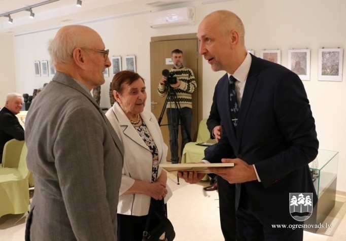 Sveic Dimanta un Zelta kāzu pārus