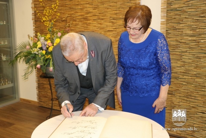 Godina Zelta un Dimanta kāzu pārus