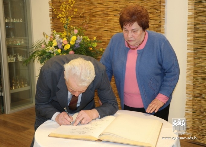 Godina Zelta un Dimanta kāzu pārus