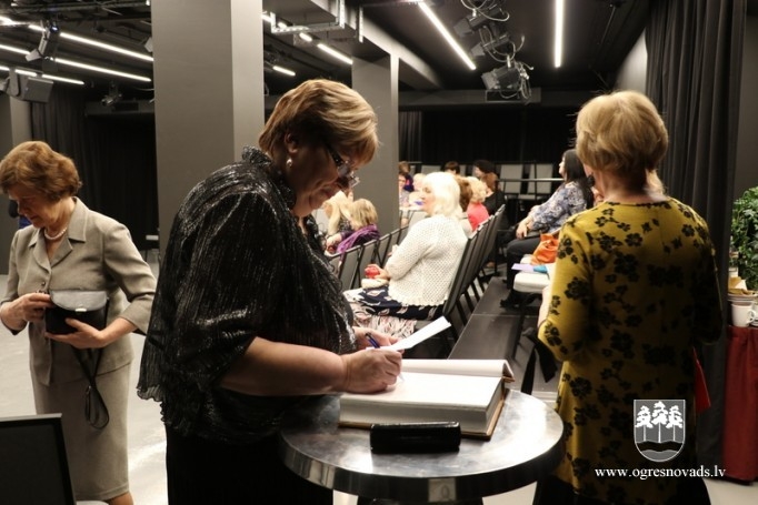 Pedagogi tiek uzņemti skolotāju Zelta fondā