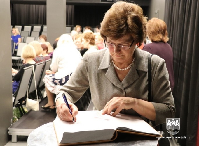 Pedagogi tiek uzņemti skolotāju Zelta fondā