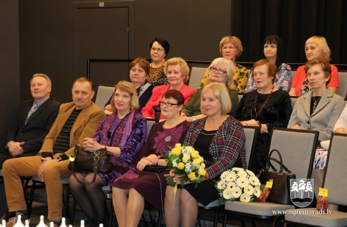 Pedagogi tiek uzņemti skolotāju Zelta fondā