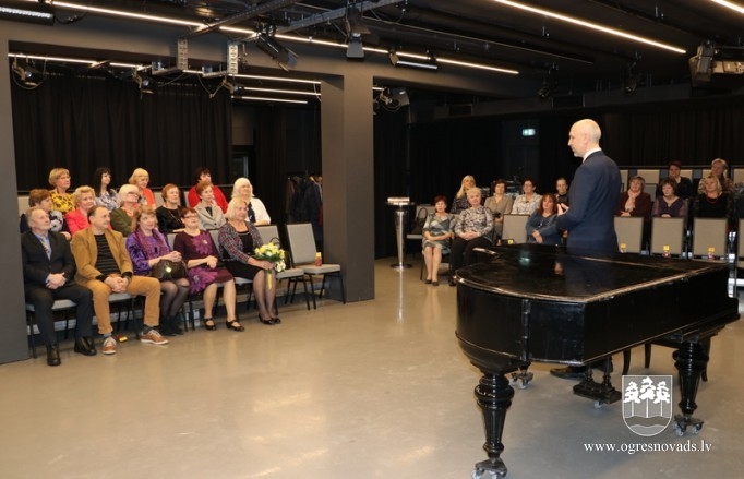 Pedagogi tiek uzņemti skolotāju Zelta fondā
