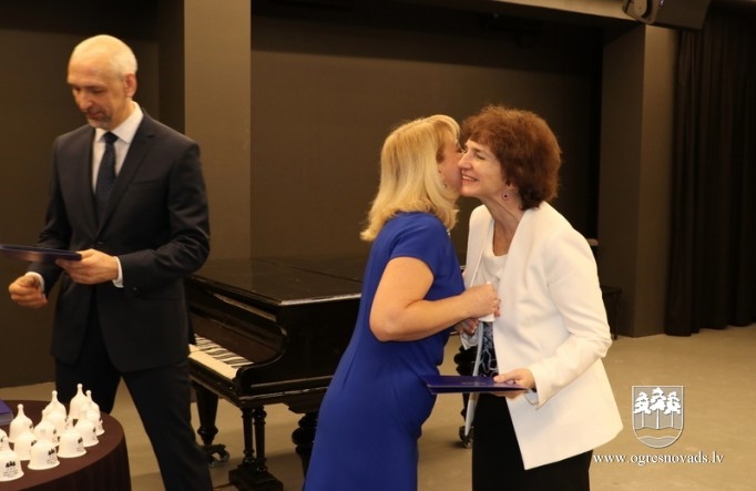 Pedagogi tiek uzņemti skolotāju Zelta fondā