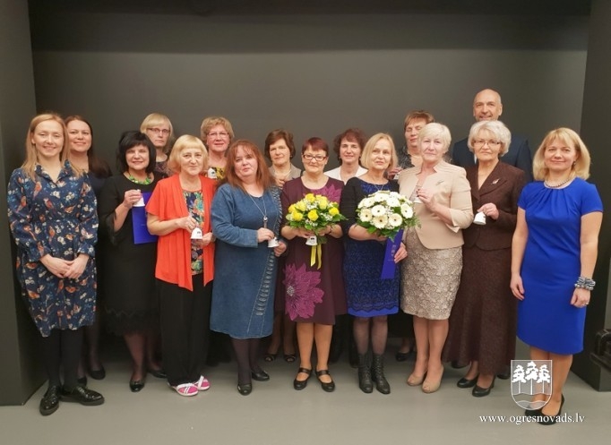 Pedagogi tiek uzņemti skolotāju Zelta fondā