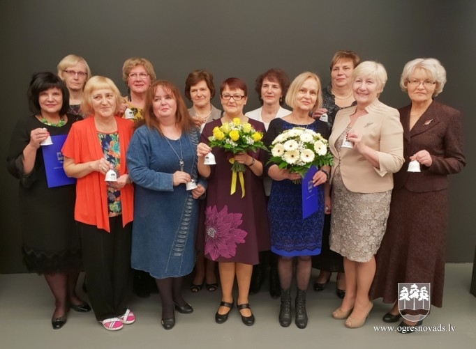 Pedagogi tiek uzņemti skolotāju Zelta fondā