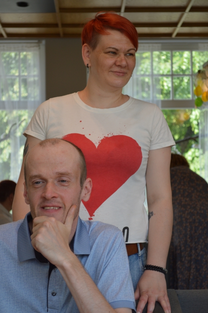 Sieviete un vīrietis kafejnīcā Zelta liepa Ogrē 29.05.2024.