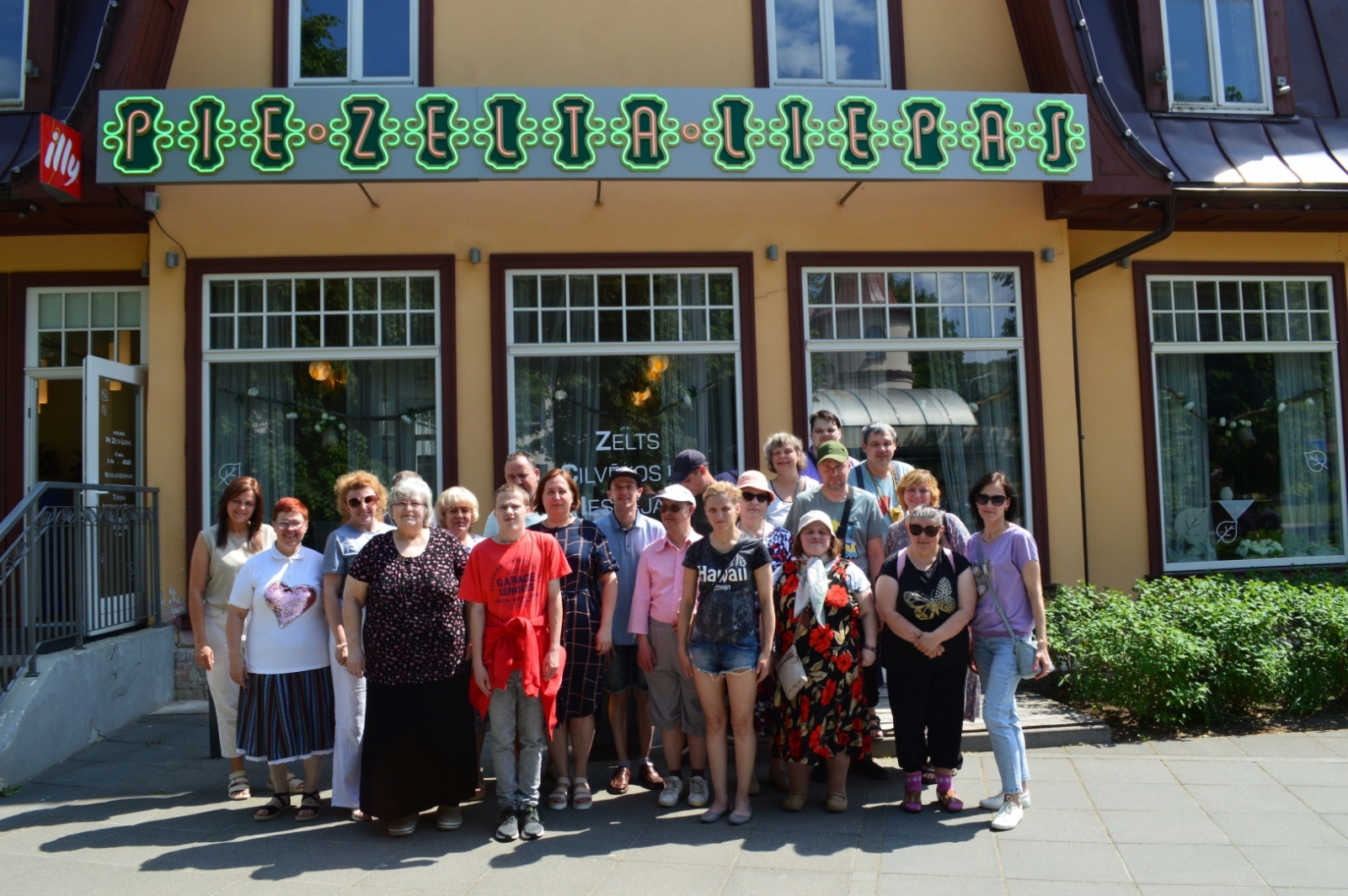 Cilvēki pie kafejnīcas Zelta liepa Ogrē 29.05.2024.