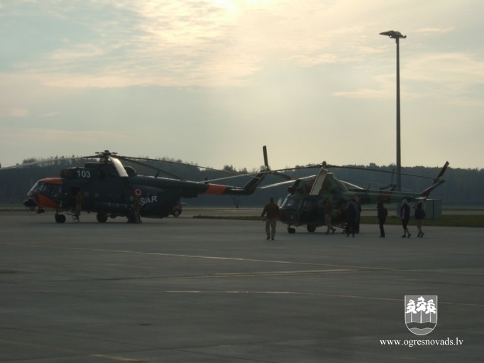 PII ”Zelta sietiņš” bērni viesojās Lielvārdes Gaisa spēku aviācijas bāzē